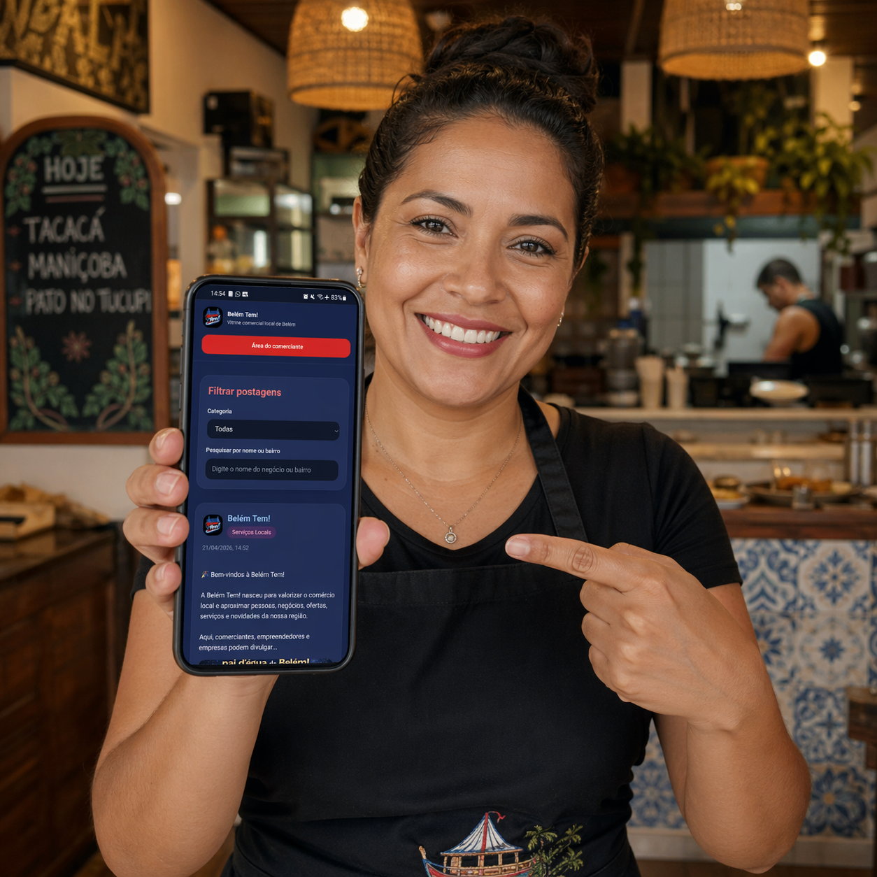 Empreendedora local mostrando a Belém Tem no celular